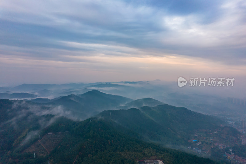 大山云雾缭绕日出航拍摄影图