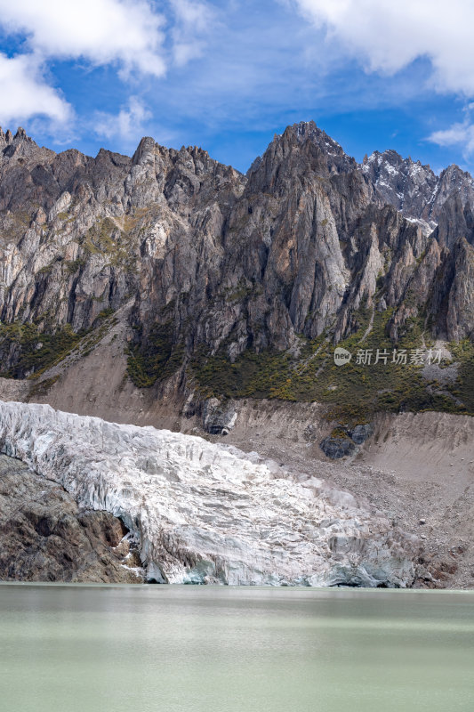 西藏那曲地区布加雪山冰川藏地高原静谧之美