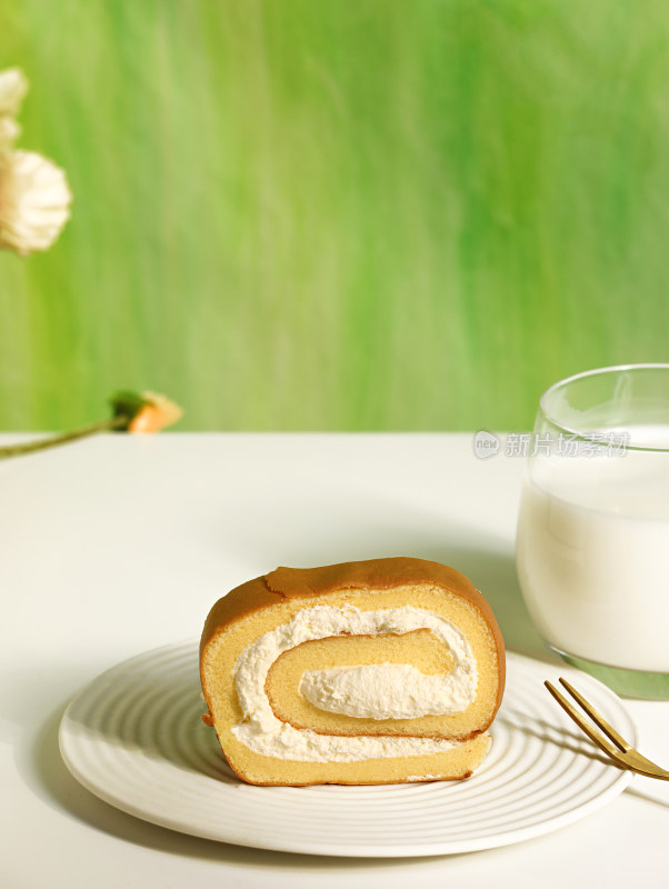 白色桌面上的早餐面包和牛奶