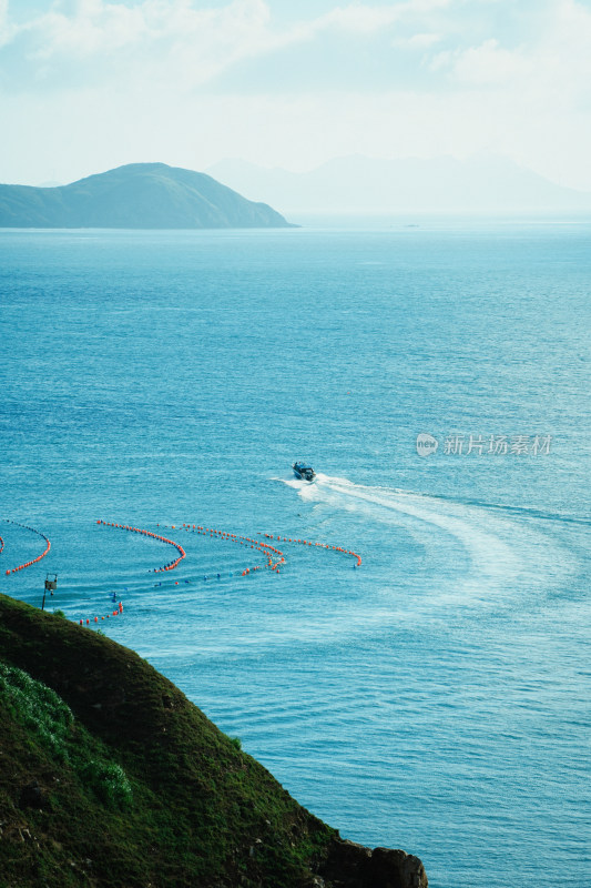 霞浦海上航行的船