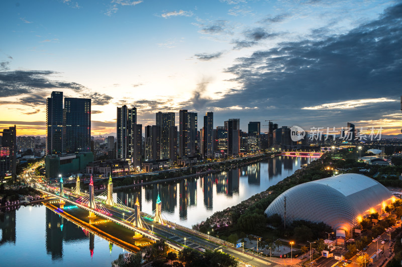 北京通州城市夜景下的桥梁与高楼建筑景观