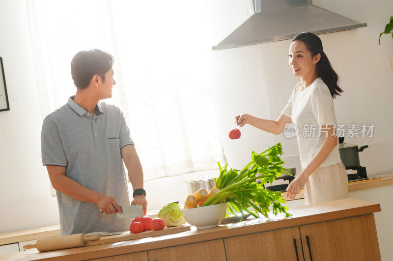 年轻夫妇在厨房做饭