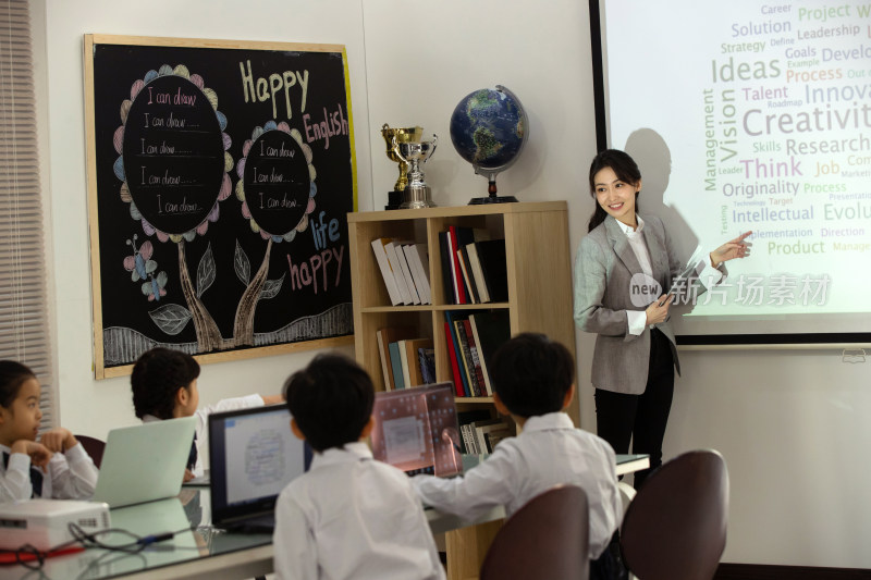 老师给小学生上课