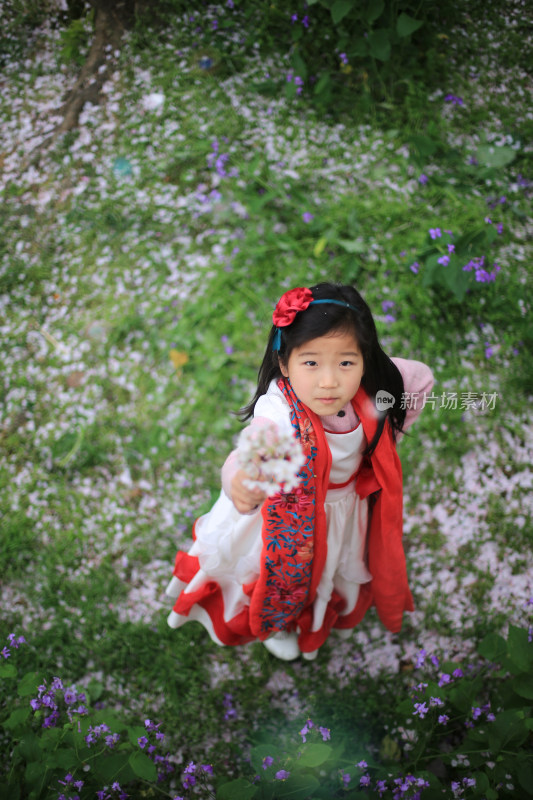 樱花树下开心玩耍的可爱微笑苏州女孩