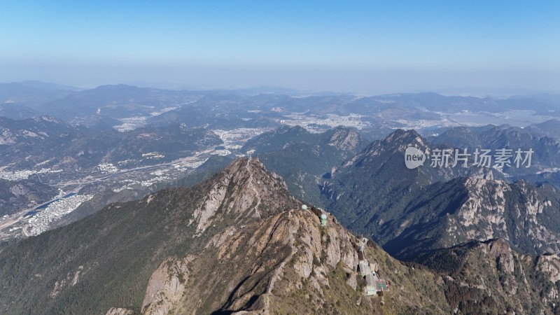 俯瞰壮丽山景及山下城镇的远景画面