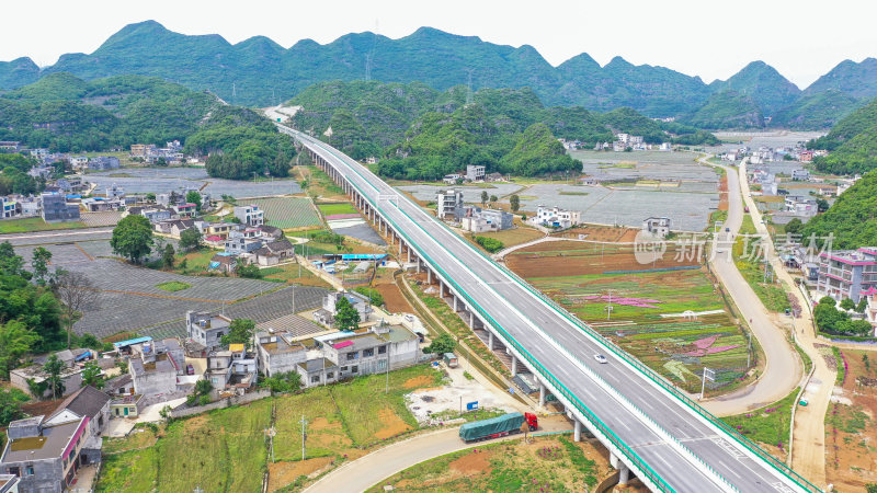 贵州山区高速公路穿行山间乡村