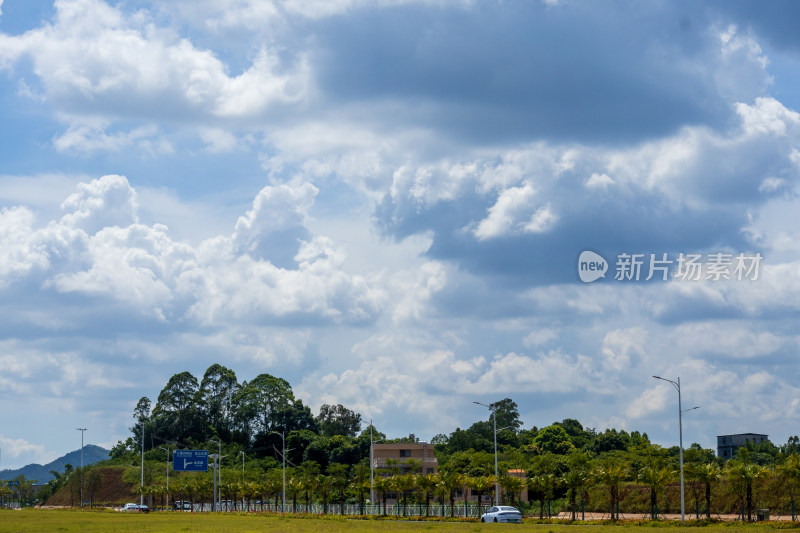 夏日晴朗天气壮阔的天空下的城市道路