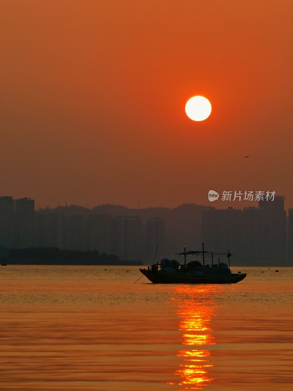 日落下的渔船剪影