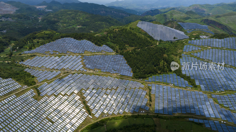 喀斯特地貌山顶光伏新能源航拍