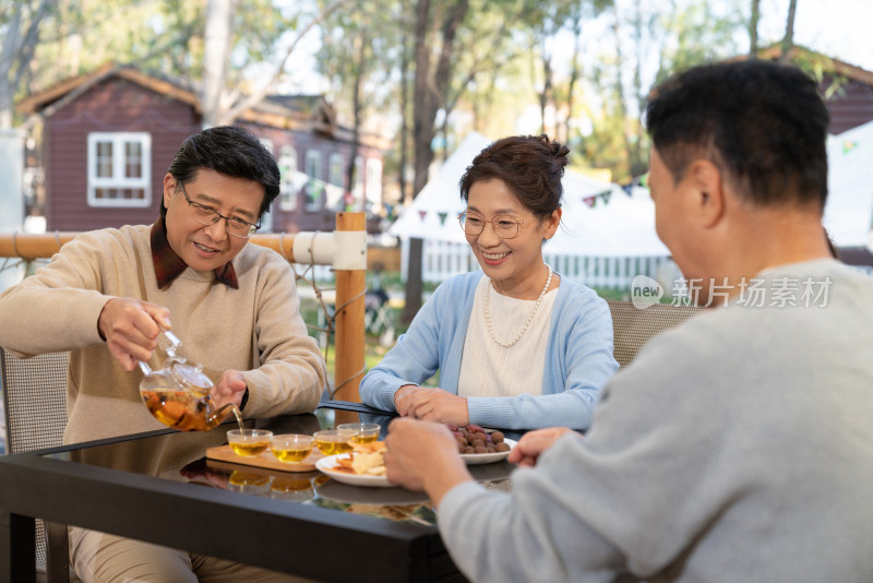 中老年人在露营地喝茶聊天