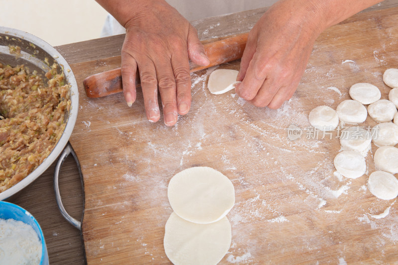 厨师正在擀饺子皮用来包饺子