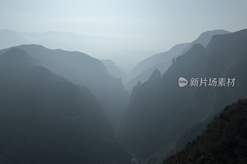 雾气朦胧的山川峡谷崇山峻岭