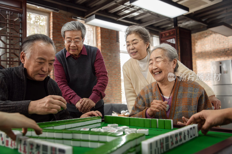 幸福的老年人打麻将