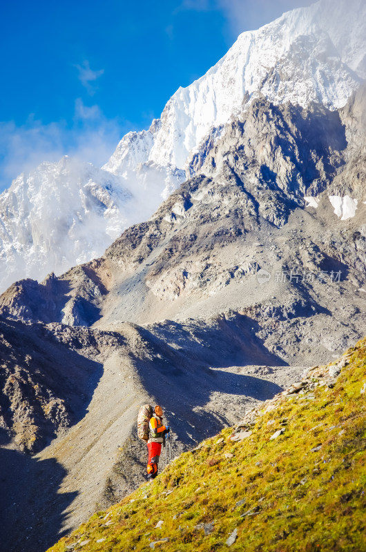 户外徒步爬山自由旅行