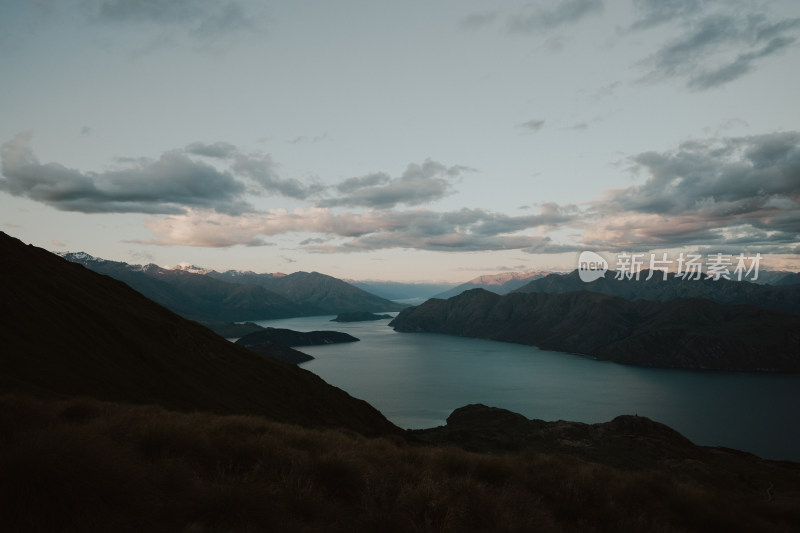 新西兰山顶远眺湖景 最高峰