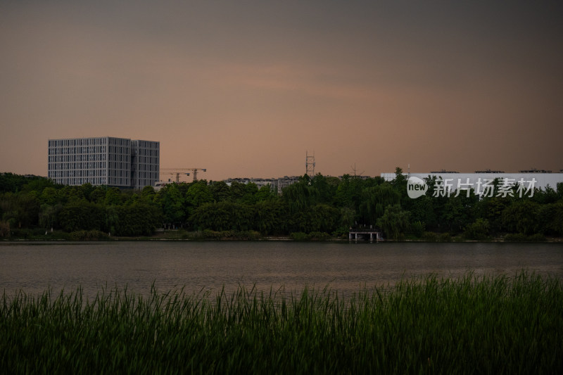 《闻雨黄昏》