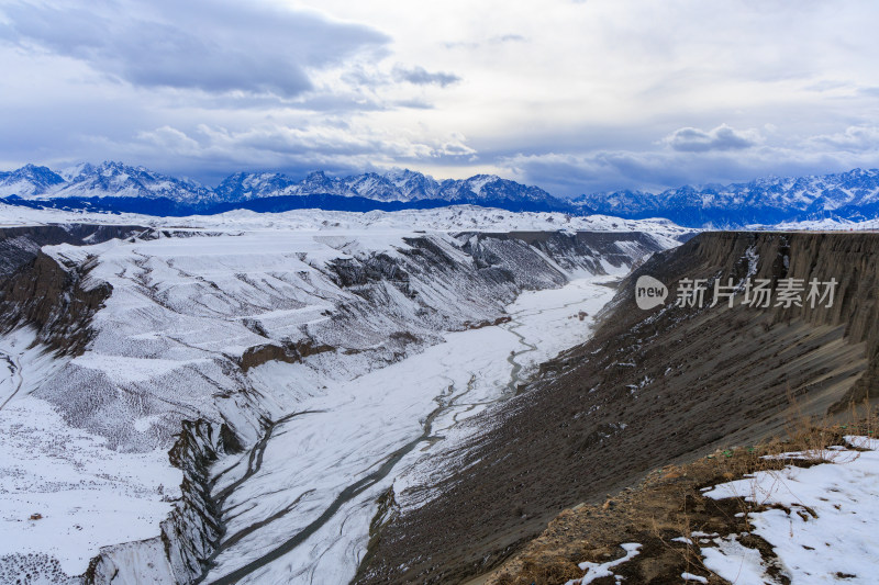 航拍新疆冬季安集海大峡谷雪景雪山山脉河流