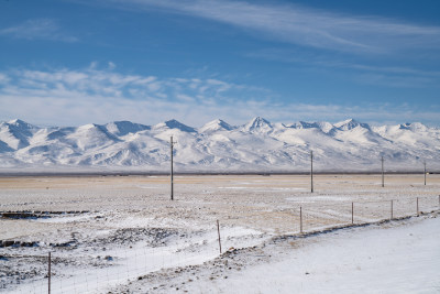 雪山公路蓝天白云