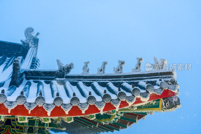 河南老君山景区冬季大雪古建筑房檐夜景