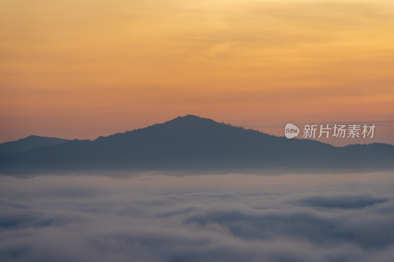 日出云海中的远山景观