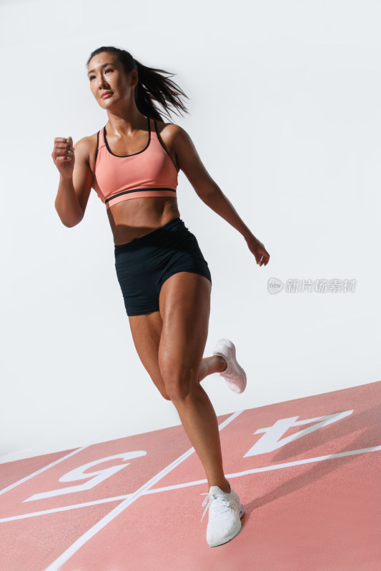 女运动员赛跑
