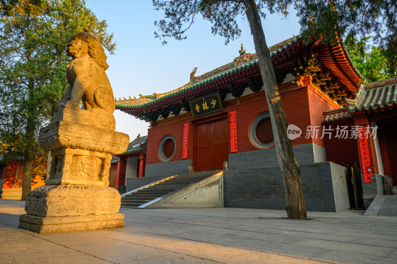 河南登封少林寺清晨日出时山门风光