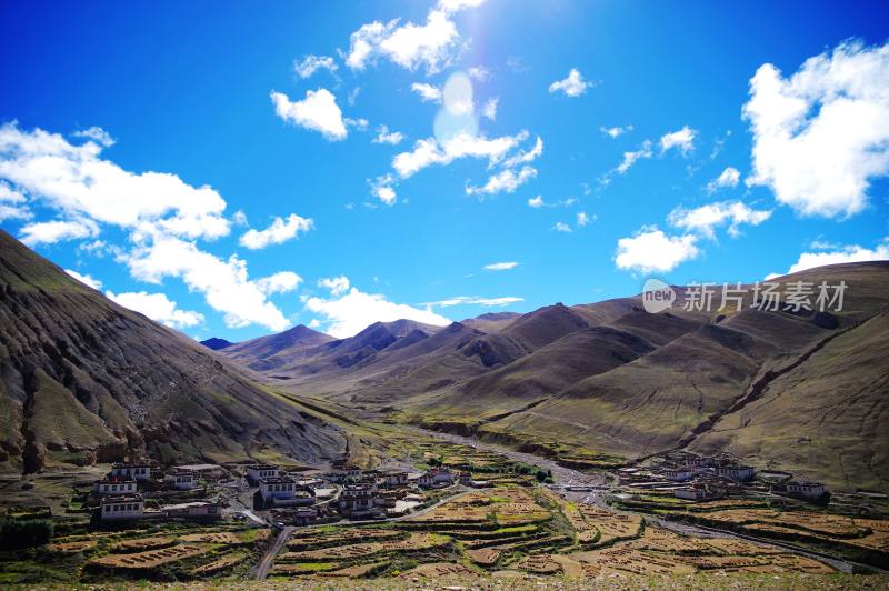 蓝天白云下的藏寨自然风景