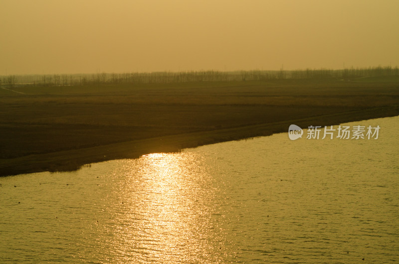 夕阳下的河流原野