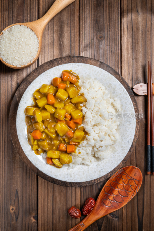 木制桌面上的美味咖喱饭