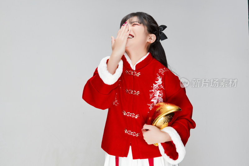 手捧金元宝身穿喜庆汉服的可爱少女