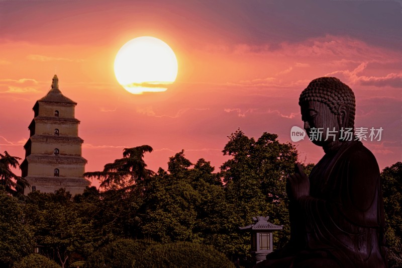 夕阳下大雁塔与佛像景观