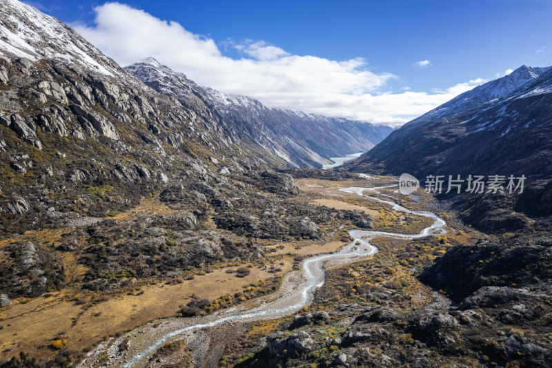 西藏林芝藏东南念青东曲通线中的雪山与秋景