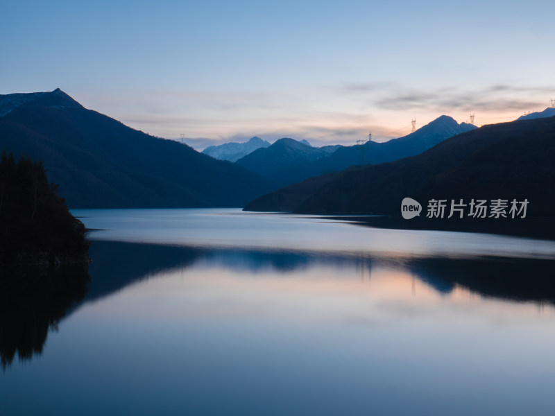 落日余晖下的高山倒影