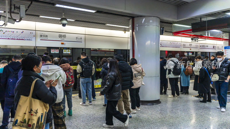 地铁站台内众多乘客在等车的场景