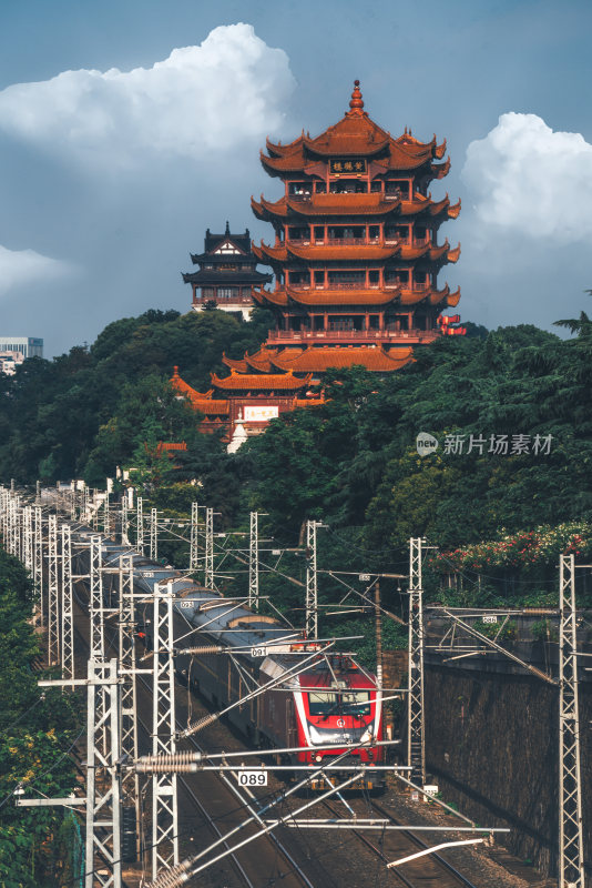 黄鹤楼旁行驶的列车