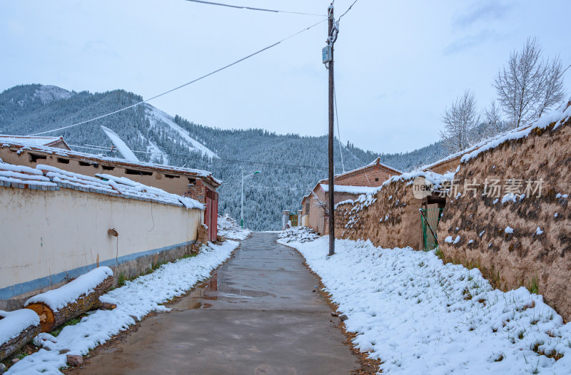 青海海北州祁连卓尔山乡村街道公路雪景