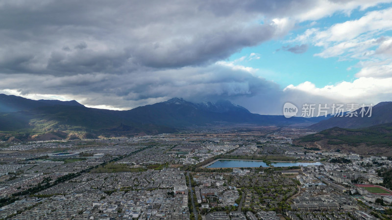 航拍云南丽江城市大景