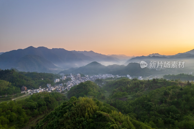 山村晨曦山林环绕全景