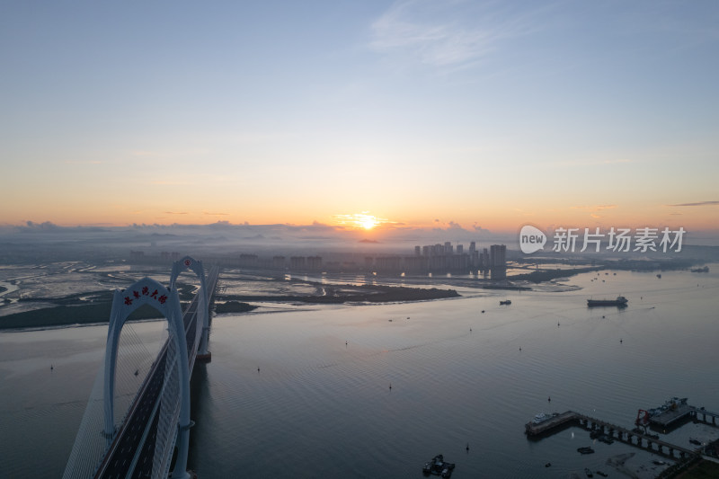 日出时分的跨海大桥全景