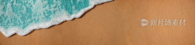 沙滩上蓝色的海浪海水