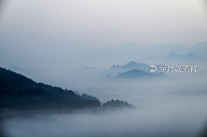 重庆酉阳：雾锁山峦村庄靓