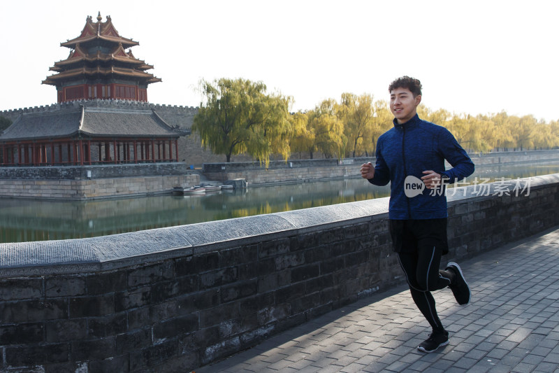 青年男人户外慢跑