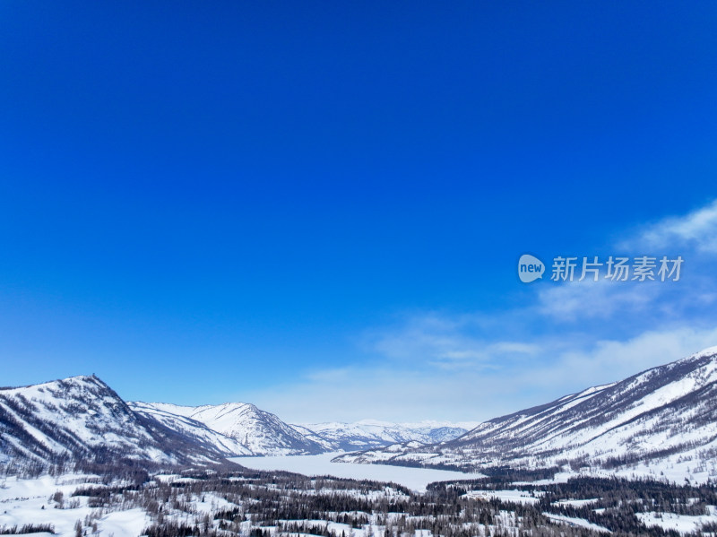 新疆阿勒泰喀纳斯雪景神仙湾晨雾雪山森林