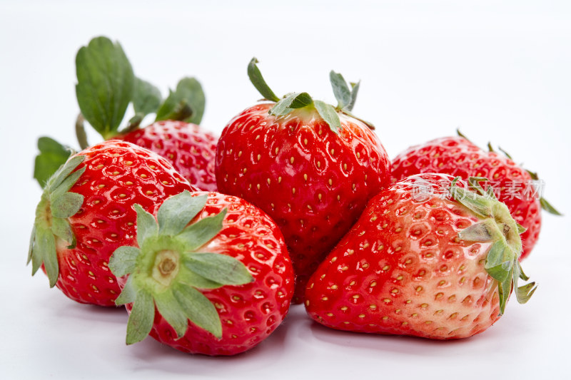 白色背景上摆放的新鲜草莓