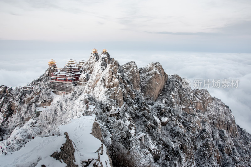 河南老君山雪后云海金顶建筑