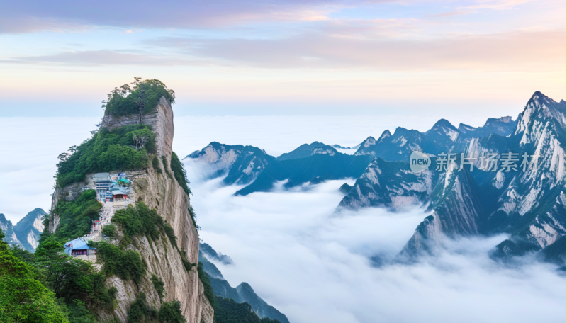 云雾缭绕的壮丽华山山景