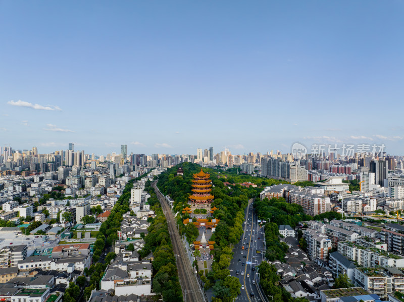 夏季航拍武汉黄鹤楼景区与城市天际线风光