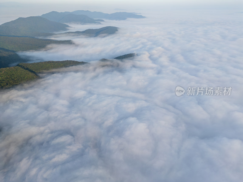 航拍云海之上的山峦