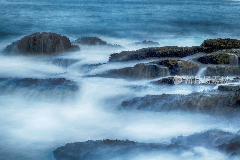 海岸边海浪拍打岩石景象