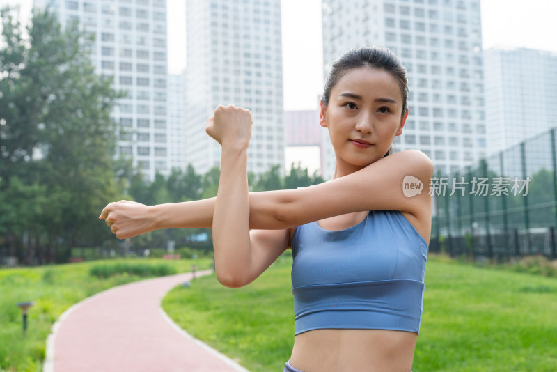 一个年轻女人做拉伸运动